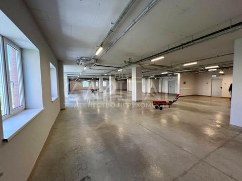 комерційна за адресою Анни Ахматової вул., 13