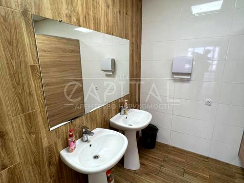 комерційна за адресою Анни Ахматової вул., 13