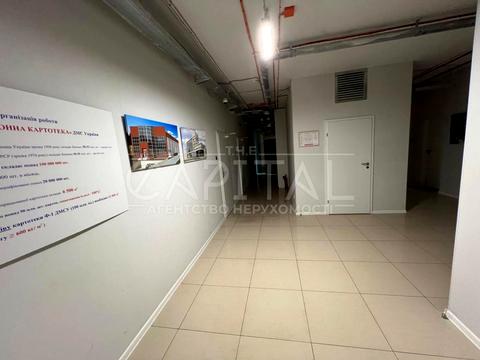 комерційна за адресою Анни Ахматової вул., 13-Е