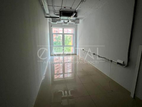 комерційна за адресою Анни Ахматової вул., 13-Е