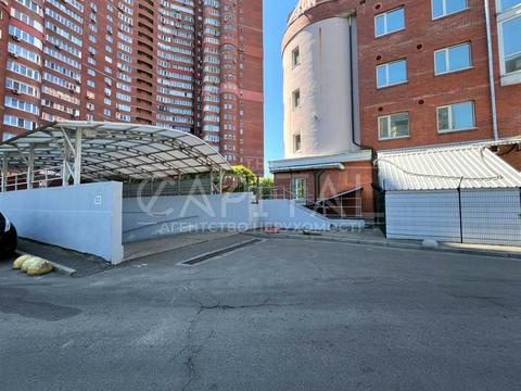 комерційна за адресою Анни Ахматової вул., 13-Е