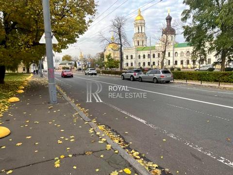 комерційна за адресою Лаврська вул. (Січневого Повстання), 1