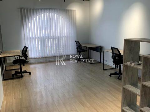 комерційна за адресою Максимовича Михаила, 1