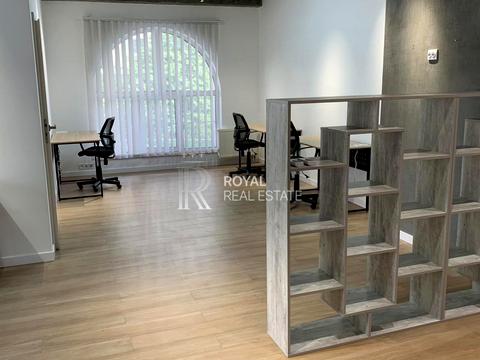 комерційна за адресою Максимовича Михаила, 1