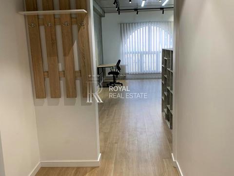 комерційна за адресою Максимовича Михаила, 1