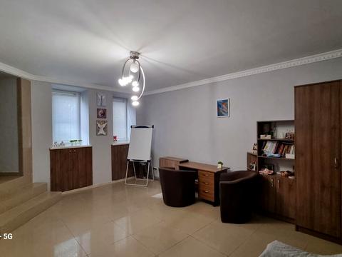 комерційна за адресою Сергія Єфремова вул., 33