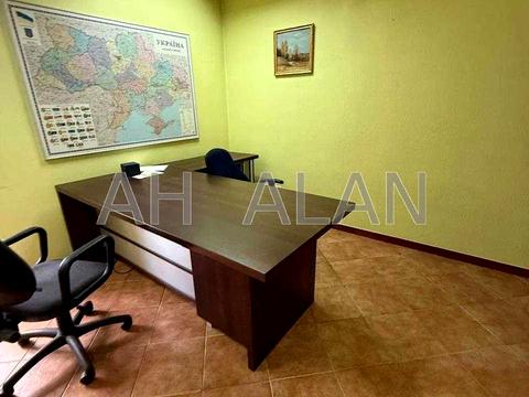 комерційна за адресою Нижньоюрківська вул., 37