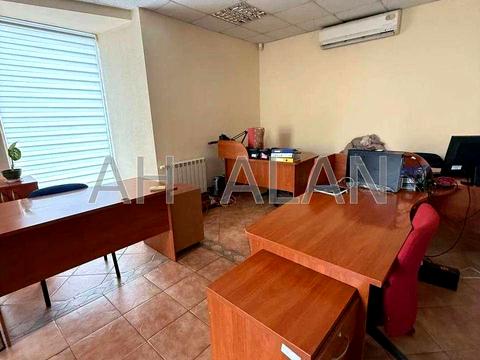 комерційна за адресою Нижньоюрківська вул., 37