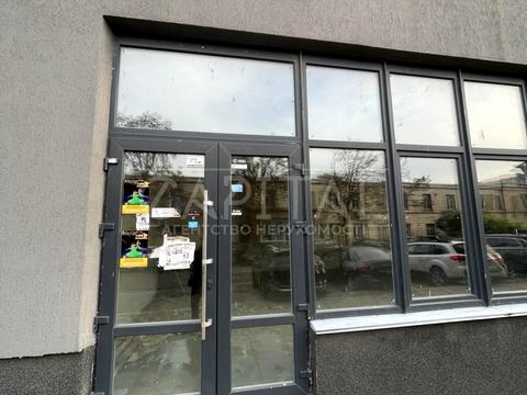 комерційна за адресою Бережанська вул., 15