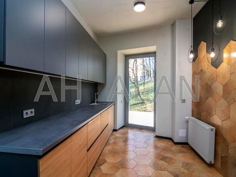 комерційна за адресою Спортивна пл., 3