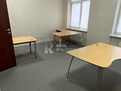 комерційна за адресою Лаврська вул. (Січневого Повстання), 8