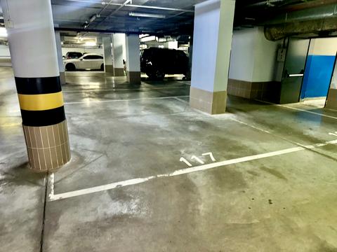 паркомісце за адресою Київ, Андрія Верхогляда вул. (Михайла Драгомирова), 3