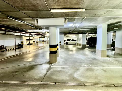 паркомісце за адресою Київ, Андрія Верхогляда вул. (Михайла Драгомирова), 3