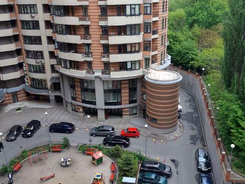 паркомісце за адресою Лесі Українки бульв., 7-Б