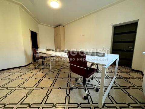 комерційна за адресою Жилянська вул., 120-Б