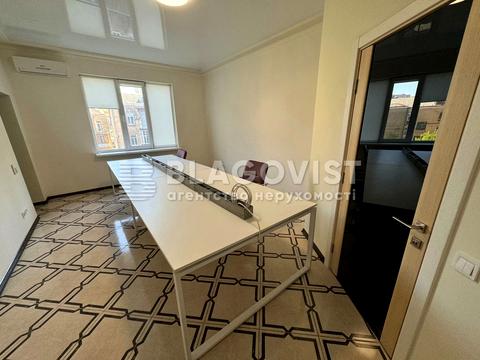 комерційна за адресою Жилянська вул., 120-Б