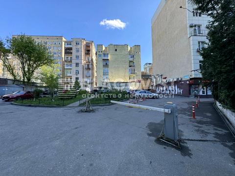 комерційна за адресою Жилянська вул., 120-Б