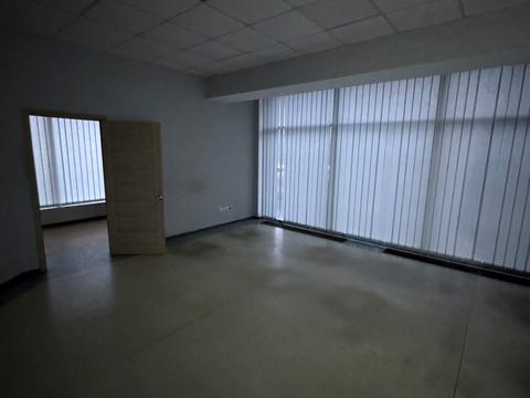 комерційна за адресою Дніпровська набережна вул., 13