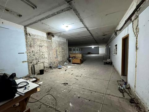 комерційна за адресою Дніпровська набережна вул., 13