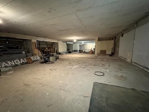 комерційна за адресою Дніпровська набережна вул., 13