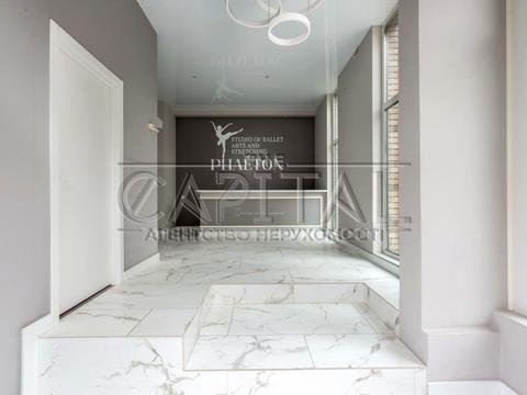 комерційна за адресою Салютна вул., 2б