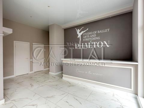 комерційна за адресою Салютна вул., 2б