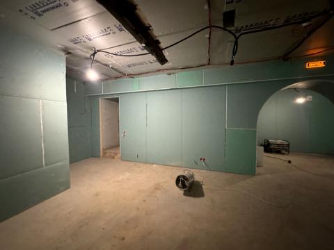 комерційна за адресою Михайлівська вул., 11