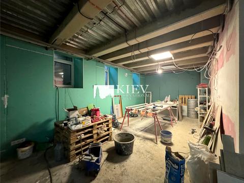 комерційна за адресою Михайлівська вул., 11