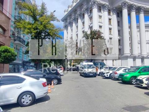 комерційна за адресою Десятинна вул., 1/3