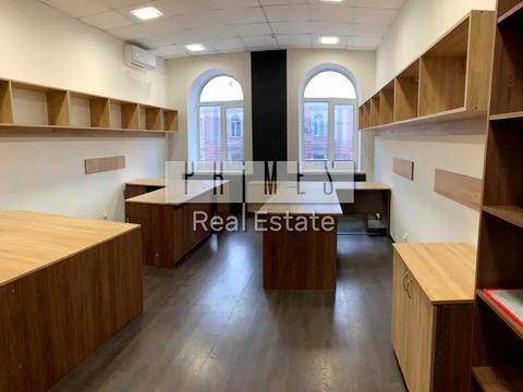 комерційна за адресою Володимирська вул., 6