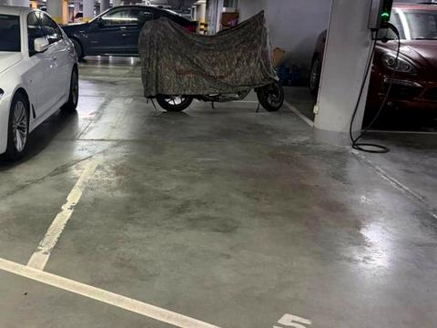 паркомісце за адресою Андрія Верхогляда вул. (Михайла Драгомирова), 20