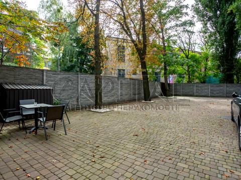 комерційна за адресою Жилянська вул., 97