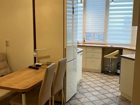 квартира за адресою Абрикосова вул., 8