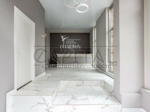 комерційна за адресою Салютна вул., 2б