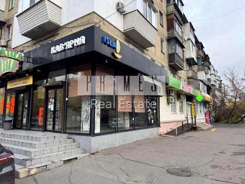 комерційна за адресою Будівельників вул., 8