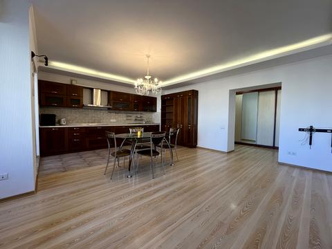 квартира за адресою Анни Ахматової вул., 31