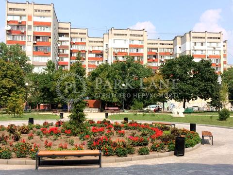 комерційна за адресою Межигірська вул., 25
