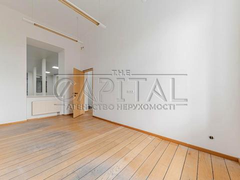 комерційна за адресою Володимирська вул., 4