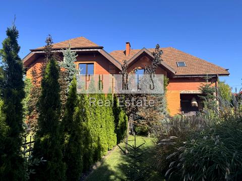 будинок за адресою Космонавтів вул.