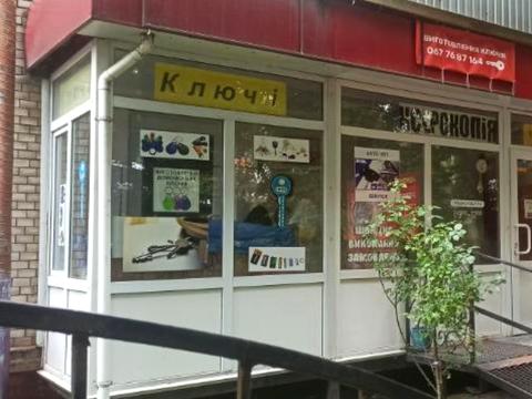 комерційна за адресою Кам'янецька вул., 84