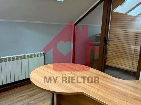 комерційна за адресою Корятовича пл., 40