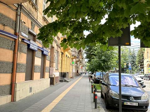 коммерческая по адресу Степана Бандери вул., 47