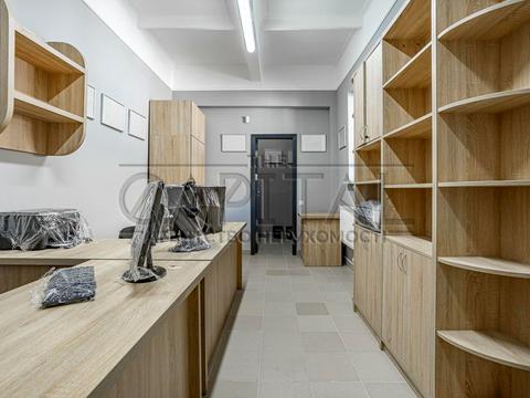 коммерческая по адресу Шкільна, 1