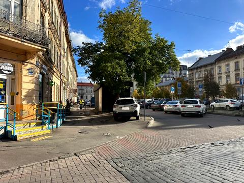 комерційна за адресою Юрія Федьковича вул., 21