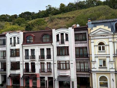 комерційна за адресою Воздвиженська вул., 18