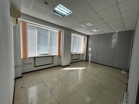 комерційна за адресою Космонавтів вул., 81