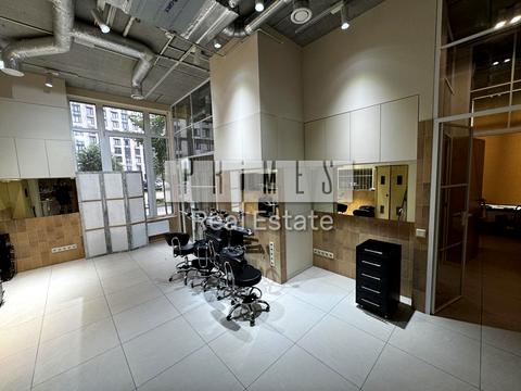 комерційна за адресою Дніпровська набережна вул., 18-А