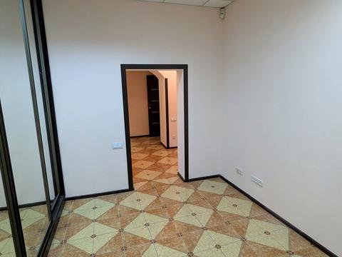 комерційна за адресою Кропивницького вул., 18