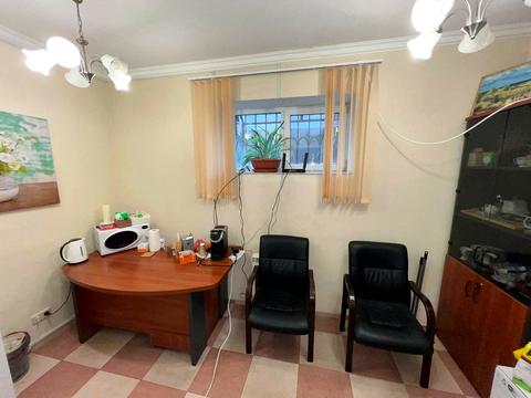 комерційна за адресою Довженка вул., 6а