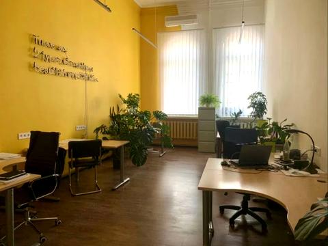 комерційна за адресою Володимирська вул., 10